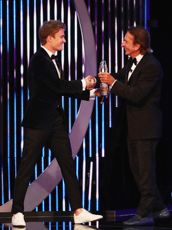 Nico Rosberg recibe el Premio de Emerson Fittipaldi