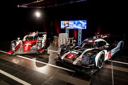 Coches de Toyota y Porsche LMP1 en exhibición