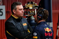 Mario Isola, Pirelli Racing Manager con Christian Horner, Red Bull Racing RB13 Team