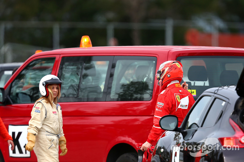 Kimi Raikkonen, Ferrari SF70H, usai kecelakaan