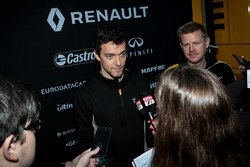 Jolyon Palmer, Renault Sport F1 Team RS17, avec les médias