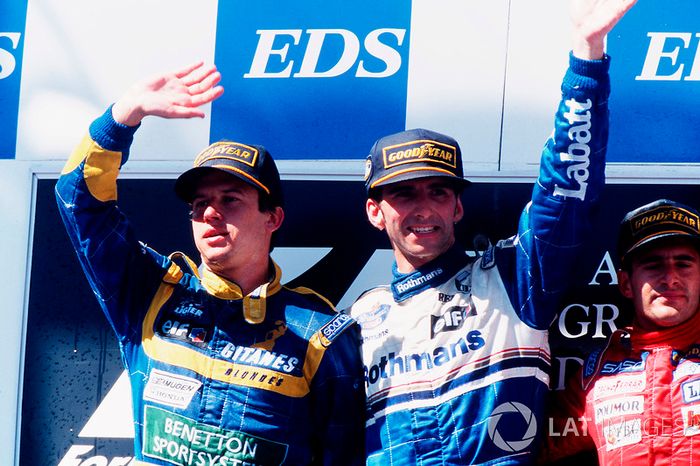 Podio: Ganador de la carrera Damon Hill, Williams Renault, segundo lugar Olivier Panis, Ligier Mugen-Honda, tercer lugar Gianni Morbidelli, Footwork Hart