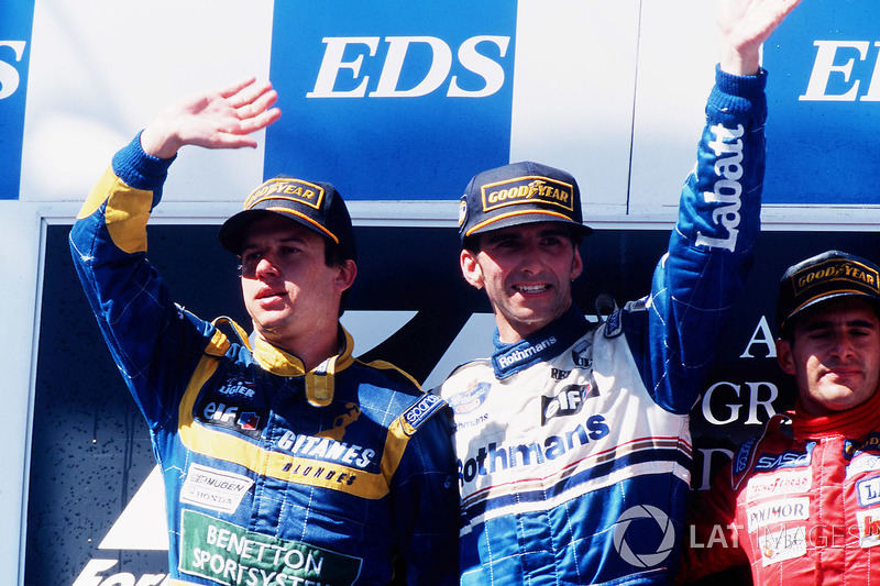 Podio: Ganador de la carrera Damon Hill, Williams Renault, segundo lugar Olivier Panis, Ligier Mugen-Honda, tercer lugar Gianni Morbidelli, Footwork Hart