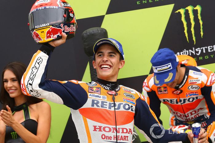 A aposta em entrar para a troca de moto antes de todos deu resultado: Marc Márquez venceu com sobras o GP da República Tcheca, prova que abriu a segunda metade da temporada da MotoGP.