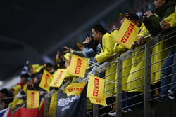 Des drapeaux Pirelli dans les tribunes