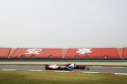 Даниил Квят, Scuderia Toro Rosso STR12, и Эстебан Окон, Force India VJM10