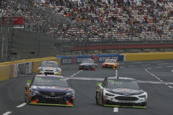 Kevin Harvick, Stewart-Haas Racing Ford Denny Hamlin, Joe Gibbs Racing Toyota