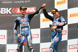 Podio: il terzo classificato Michael van der Mark, Pata Yamaha, il secondo classificato Alex Lowes,