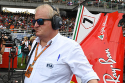 Jo Bauer, délégué technique de la FIA, regarde les mécaniciens Ferrari autour de la voiture de Kimi Raikkonen, Ferrari SF70H