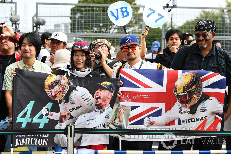 Lewis Hamilton, Mercedes AMG F1 fans and banners