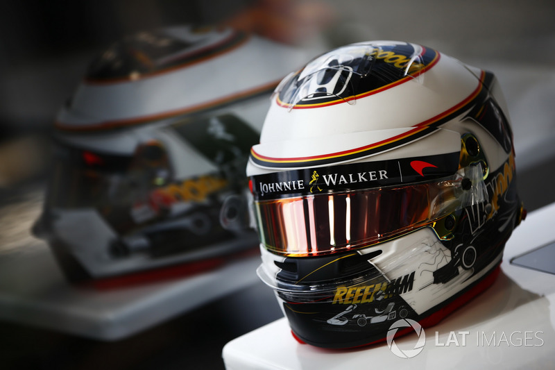 Dettaglio del casco di Stoffel Vandoorne, McLaren, che sfoggia un design per il suo Gran Premio di casa