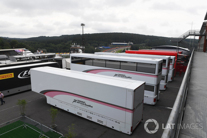Camiones en el Paddock