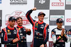 Podium: ganadore, Thierry Neuville, Nicolas Gilsoul, Hyundai Motorsport, segundo, Hayden Paddon, Sebastian Marshall, Hyundai Motorsport, tercero, Sébastien Ogier, Julien Ingrassia, M-Sport