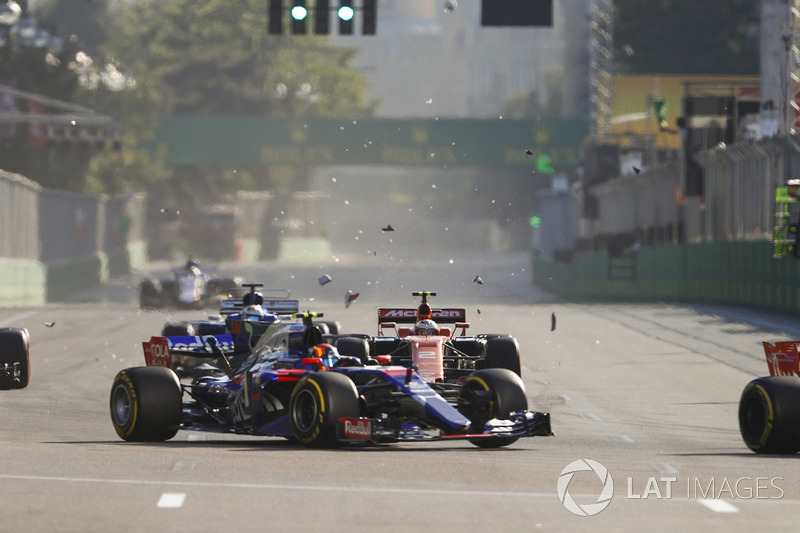 A dupla da Toro Rosso não se encontrou, mas um acabou atrapalhando o outro ainda na primeira volta.