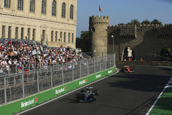 Lewis Hamilton, Mercedes AMG F1 W08, Sebastian Vettel, Ferrari SF70H