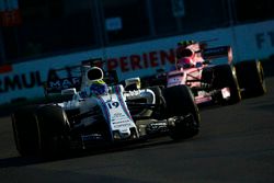 Felipe Massa, Williams FW40, devant Esteban Ocon, Force India VJM10