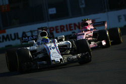 Felipe Massa, Williams FW40, devant Esteban Ocon, Force India VJM10