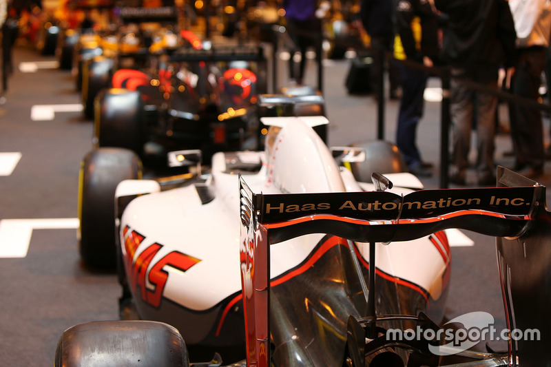 Haas на стенді F1 Racing