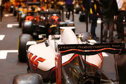 Une Haas sur le stand F1 Racing