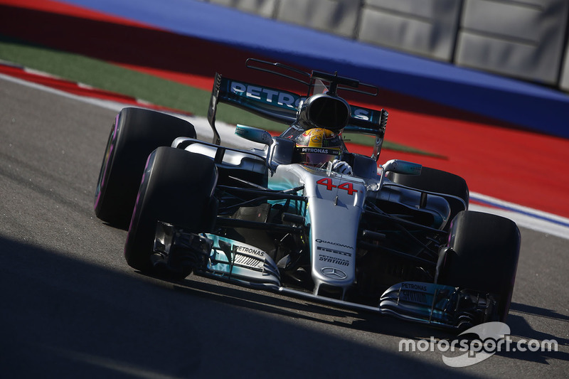 ... Lewis Hamilton, quarto colocado no grid, a distantes 0s573 da marca de Vettel.