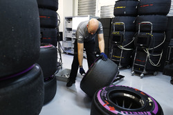McLaren-Ingenieur mit Pirelli-Reifen