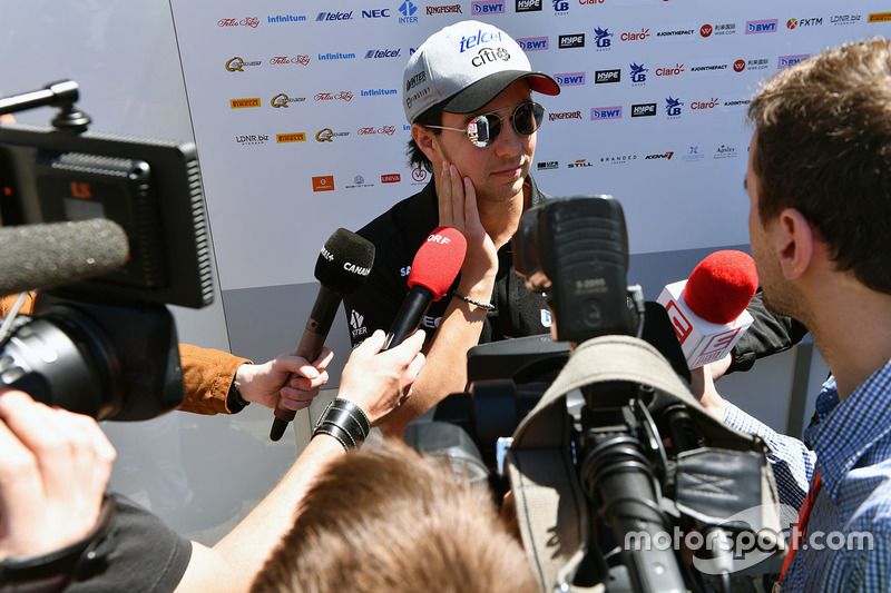 Sergio Perez, Sahara Force India F1, berbicara dengan awak media
