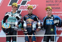 Podium : le vainqueur Brad Binder, Red Bull KTM Ajo, KTM; le second Joan Mir, Leopard Racing, KTM; le troisième Andrea Migno, SKY Racing Team VR46, KTM