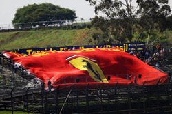 Une grande bannière Ferrari