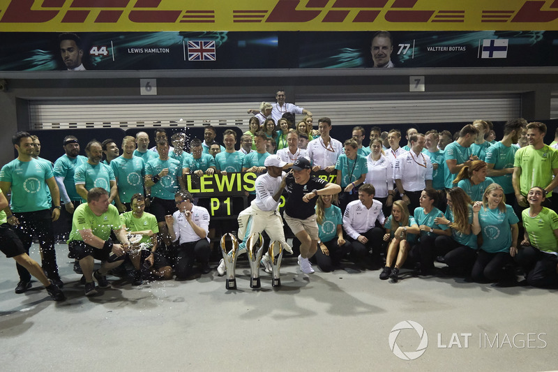 Ganador, Lewis Hamilton, Mercedes AMG F1, tercero, Valtteri Bottas, Mercedes AMG F1, celebran con el