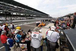 Fernando Alonso, Andretti Autosport Honda y equipo se toman su retrato oficial tras la clasificación