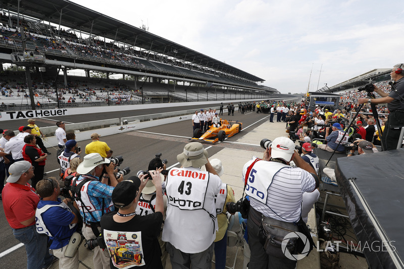Fernando Alonso, Andretti Autosport Honda and team get their official qualifying portrait after his qualifying run