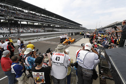 Fernando Alonso, Andretti Autosport Honda and team get their official qualifying portrait after his qualifying run