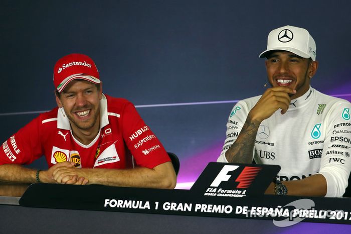 Ganador de la carrera Lewis Hamilton, Mercedes AMG F1, y el segundo lugar Sebastian Vettel, Ferrari en la conferencia de prensa