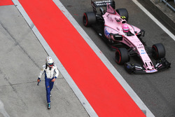 После аварии: гонщик Sauber Антонио Джовинацци и Эстебан Окон, Force India VJM10
