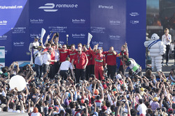 Podio: ganador de la carrera Lucas di Grassi, Audi Sport Team Abt celebra con el equipo