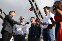 El presentador Jake Humphrey en el escenario con el director de Ferrari, Maurizio Arrivabene; el dir