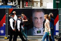 Agentes de la policía junto a un retrato de Valtteri Bottas, Mercedes AMG F1