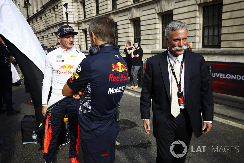 Chase Carey, Chairman, Formula One, berjalan melewati Max Verstappen, Red Bull