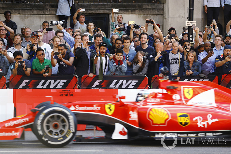 Kimi Raikkonen, Ferrari, melakukan atraksi di jalanan