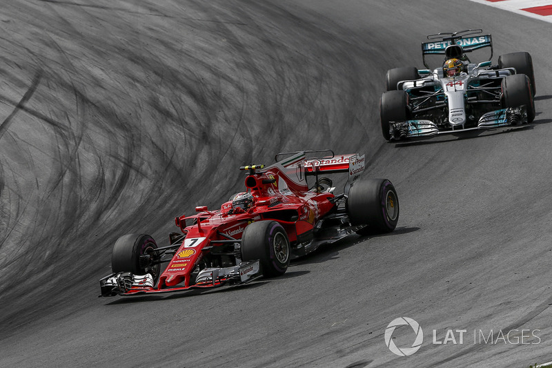 Kimi Raikkonen, Ferrari SF70H y Lewis Hamilton, Mercedes-Benz F1 W08