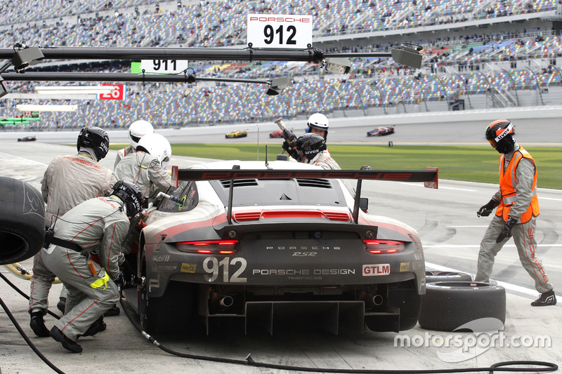 Pit stop; #911 Porsche Team North America Porsche 911 RSR: Patrick Pilet, Dirk Werner, Frédéric Mako