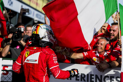 Sebastian Vettel, Ferrari celebra en el Parc Ferme con su equipo