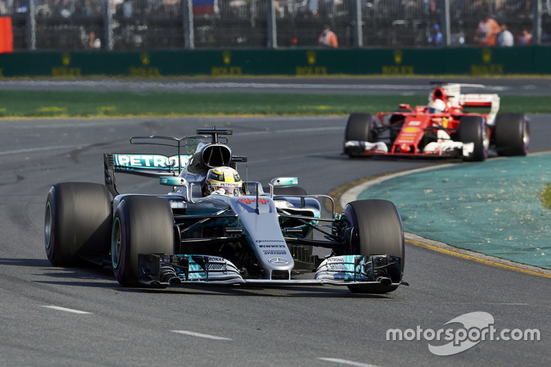 Lewis Hamilton, Mercedes AMG F1 W08,precede Sebastian Vettel, Ferrari SF70H