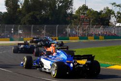 Antonio Giovinazzi, Sauber C36, Stoffel Vandoorne, McLaren MCL32, alors que Kevin Magnussen, Haas F1 Team VF-17 et Marcus Ericsson, Sauber C36 s'accroche dans les graviers