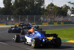 Antonio Giovinazzi, Sauber C36, Stoffel Vandoorne, McLaren MCL32, Kevin Magnussen, Haas F1 Team VF-1