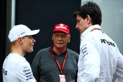 Valtteri Bottas, Mercedes AMG F1 with Niki Lauda, Mercedes Non-Executive Chairman and Toto Wolff, Mercedes AMG F1 Shareholder and Executive Director