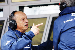 Frédéric Vasseur, sur le muret des stands Sauber