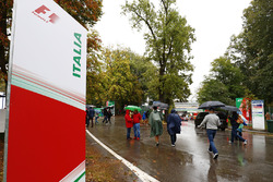 Des fans sous la pluie
