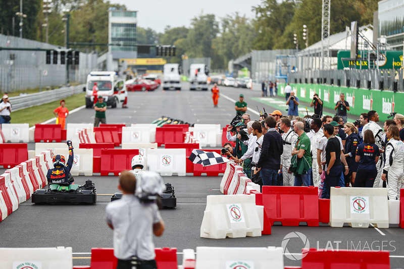 Daniel Ricciardo, Red Bull Racing, corre contra el futbolista Francesco Toldo en kart