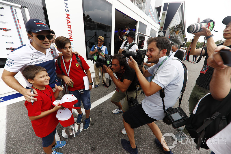 Felipe Massa, Williams, poses, young fans for photographers